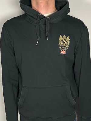 Morris hoodie - Säljer en riktigt snygg och trendig Morris hoodie i fint skick, storlek L men sitter som M, vid frågor är det bara att skriva //Gramenti