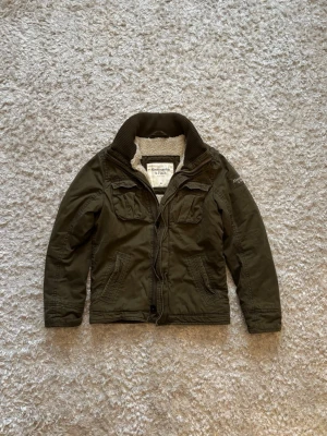 Abercrombie & Fitch fodrad jacka grön  - Riktigt snygg mörk grön jacka från Abercrombie & Fitch , den är fodrad vilket gör den extra varm. Storlek M, tveka inte på o skriva vid frågor!