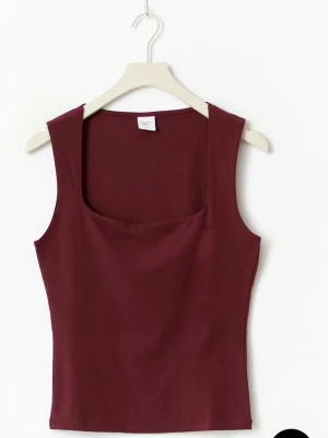 Vinröd linnetopp med breda axelband - Snygg vinröd linnetopp med breda axelband och fyrkantig ringning. Den ät helt oanvänd så den är i nytt skick, skriv för fler bilder ❤️