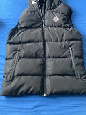 Moncler väst med Luva - Säljer min väst pga att jag inte är behov av den längre. Den är i använt skick och passar dom flesta. Frågor kom dm