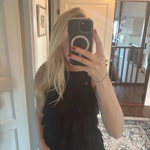 Svart ärmlös Zara volangtopp  - Jätte fin festtopp från Zara 