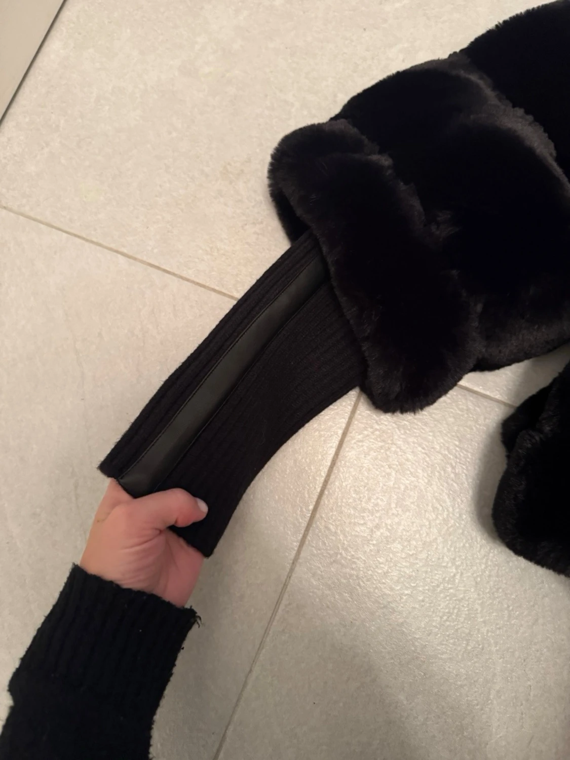 Svart pälsjacka med stora krage - 5