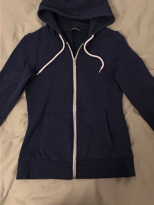 Mörkblå hoodie från Even&Odd - Mörkblå figursydd hoodie med dragkedja från Even&Odd