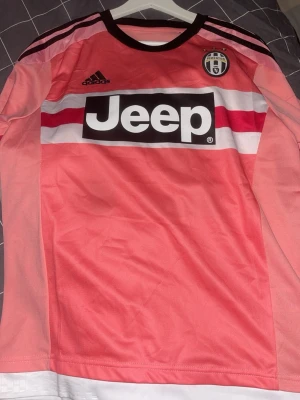 Fotbollströjor - Tjena, har samlat fotbollströjor ett tag då dessa har vuxit ifrån och dags att lämna. Topp kvalité med namn på ryggen, skriv för mer bilder. Pris kan diskuteras!