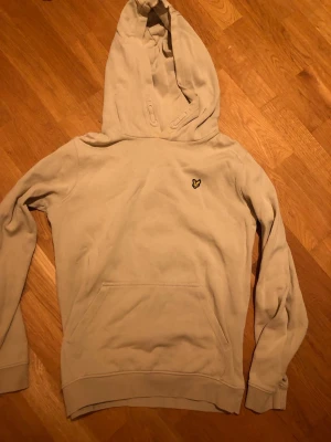 Beige hoodie från Lyle & Scott - Snygg beige hoodie från Lyle & Scott till ett riktigt bra pris 💸.  Skulle säga att den passar 160-170. Om du har några funderingar så är det bara att säga till🤩