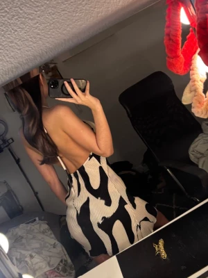 Sommarklänning - Luftig sommarklänning med öppen rygg, aldrig använd