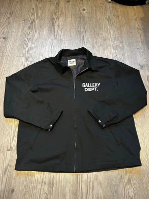 Gallery Dept overshirt - Sjukt snygg overshirt från Gallery Dept. Storlek M. Retail 8850:- Perfekt nu till hösten. Hör av er vid frågor eller funderingar/ Lutino UF
