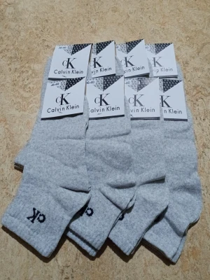 Gråa strumpor från Calvin Klein - Mycket fina strumpor som är jättesköna. Nya med etikett. Prislista följer nedan. Meddela mig vid hur många par ni vill ha.        1 par: 34 kr. 2 par:64 kr. 3 par: 96 kr 4 par: 124 kr  5 par: 150 kr  6 par: 176 kr. 7 par: 200 kr. 8 par: 222 kr