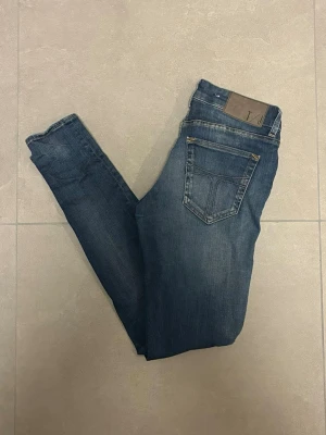 Tiger Of Sweden jeans - Tja! Säljer dessa schyssta jeans från ”Tiger Of Sweden” i mycket bra skick utan defekter. Jeansen är i storlek ”W29/L30”. Vid frågor och funderingar är det bara att höra av sig!👖😊