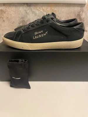 Saint Laurent skor  - Riktigt schyssta saint Laurent skor i storlek 42. Nya skosnören följer med och påse. Hör av er vid frågor och funderingar!
