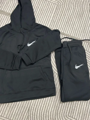 Mjukisset - Helt ny mjukissett som aldrig är använd. Mjukissetett är för barnstorlek. Det är storlek M och passar 14-15 åringar. 