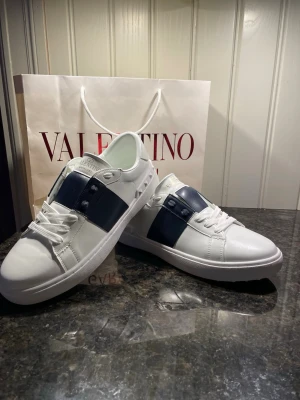Valentino Garavani sneakers vit/blå - Hej, jag säljer mina valentino som ej är använda för de passade tyvärr inte i storlek😁