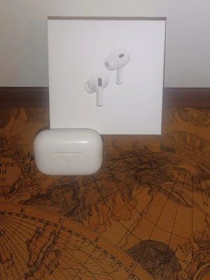 Apple AirPods Pro 2nd Gen vita - Apple AirPods Pro (2nd generation) i vit färg med laddningsetui. Trådlösa in-ear hörlurar med aktiv brusreducering och transparensläge. Kompatibla med iOS-enheter, Apple Watch och Mac via Bluetooth.
