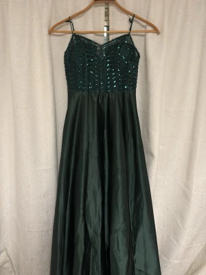Balklänning  - Elegant långklänning i mörkgrönt med smala axelband. Storlek S och är från JJ HOUSE. Skriv till mig vid intresse! 🫶 Kan skicka fler bilder om det önskas 