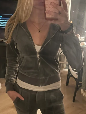 Juicy Hoodie - Mjuk och skön hoodie från Juicy Couture med dragkedja framtill och huva. Perfekt för en chill och trendig look. Jag är 173 och den sitter bra men nästan liten🤗