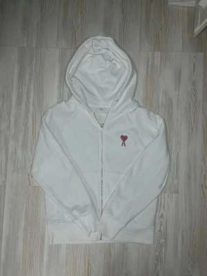 Ami paris koft - säljer nu denna koftan från ami paris, snörena är borta men annars är den i fint skick🤩   🛑OPS billigare vid köp av bundle🛑. svarar gärna på frågor och priset kan diskuteras🙌🏻 