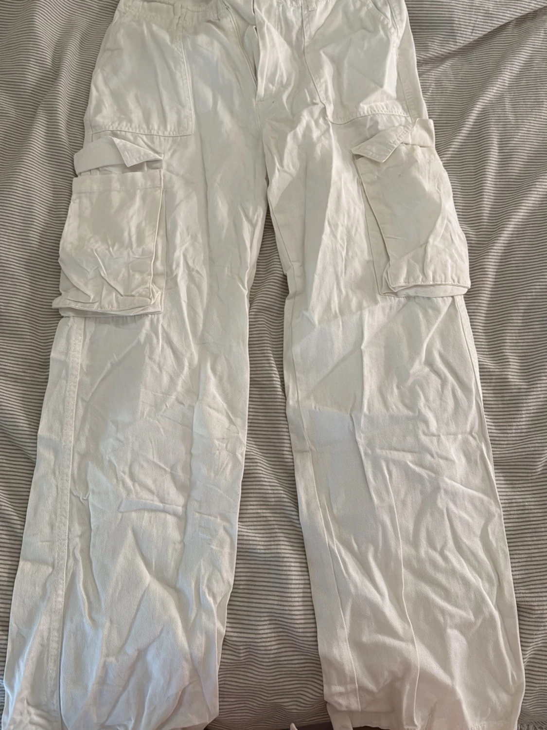 Vita cargopants med stora fickor