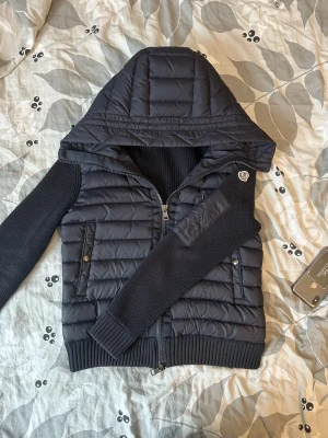 Moncler cardigan - Moncler cardigan, storlek s men skulle säga att den är lite mindre i storleken. Skriv vid funderingar😁