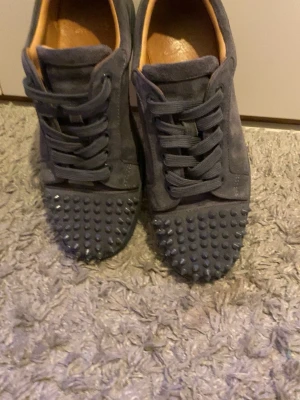 Louboutin - Säljer mina louboutins för att de är försmå och heltenkelt inte passar, kom vid dm om du vill köpa!😁