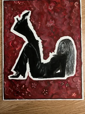 Målning med svartvit siluett och röd bakgrund - Unik handmålad tavla av mig med en svartvit siluett av en person som ligger mot en intensivt röd bakgrund med blommor och abstrakta mönster. Kontrasterande vit kontur runt motivet. Akryl på papper, ca 25x30 cm❤️❤️