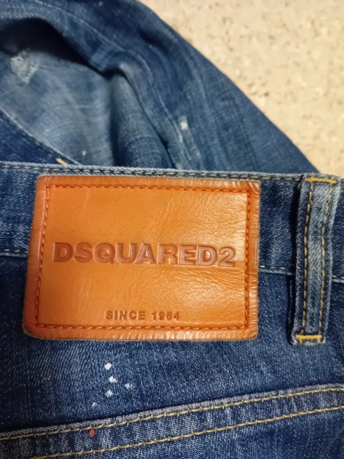 Dsquared2 jeans med röda och vita färg stänk. - 4