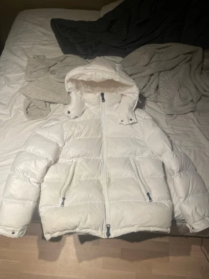 Moncler Jacka - Stilren jacka som jag köpte för ungefär 1 år sedan. Använd fåtal gånger därav den nu säljs. I fint skick men kan behövas en tvätt. Tveka inte om du undrar något :)