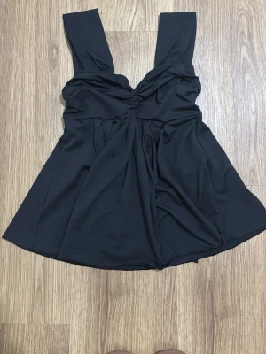 Svart top - Svart topp som knyts runt halsen