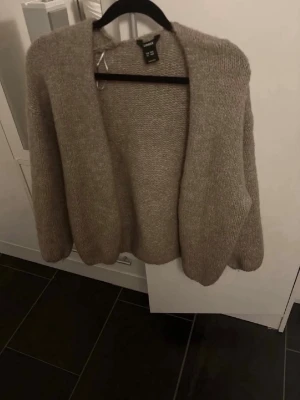 Beige stickad kofta från  - Mysig beige stickad kofta storlek xs/s