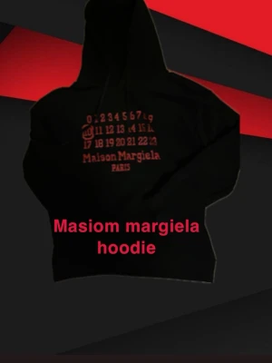 Maison margiela hoodie - Jätte fett svart maison margiela hoodie med röd text. Passar rätt bra till det mesta.