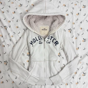 vintage hollister fur zip up hoodie  - jättefin 2000s tröja bra kvalité i princip perfekt skick, se alla bilder!  liten i storlek passar 36-38 