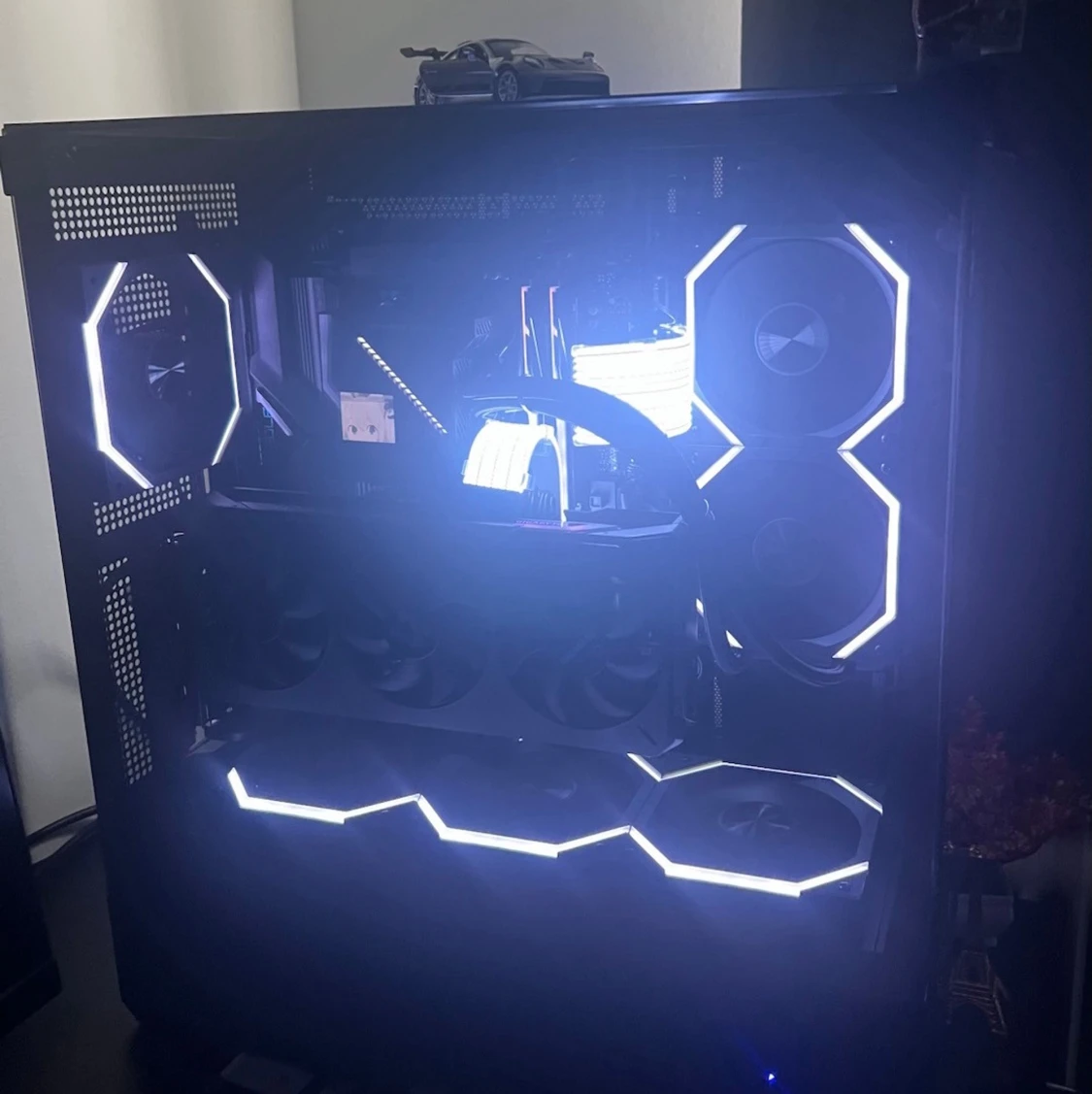 Gaming-PC | Ryzen 7 7800X3D | RX 9070 XT | 32GB DDR5 |2TB | Oled skärm på Aio - 6