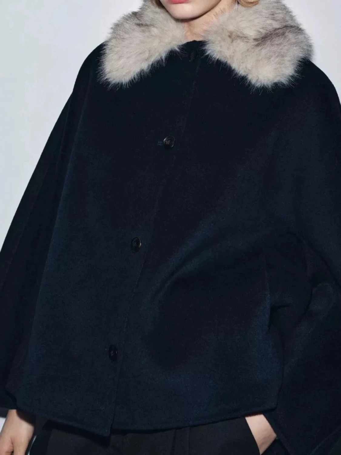 Mörkblå kappa med fuskpäls-krage