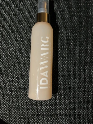 Mist hår och kropp  - Säljer en beige sprayflaska från IDAWARG. Som används till kropp och hår. Luktar vanilj och fudge och sting av caramel tycker jag. Få gånger använd men mycket kvar