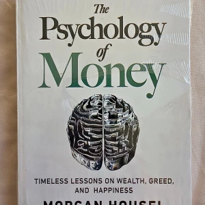 The Psychology of Money - Upptäck hur tankar kring pengar påverkar dina val! Den här boken ger insikter om rikedom, girighet och lycka – perfekt för dig som vill förstå ekonomi på ett nytt sätt. Inspirerande och lättläst för unga vuxna. Boken är helt ny Förseglad i sin originalplast Mjukpärm (inte Hardcover) Normal storlek (inte pocket)