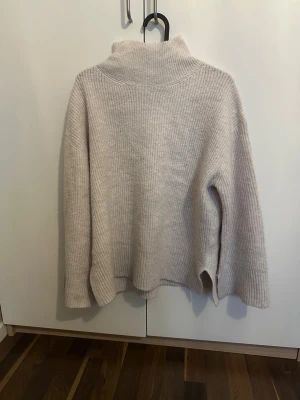 Beige stickad polotröja från Lager157 - Används en del gånger, kommer inte till mer anvädning!