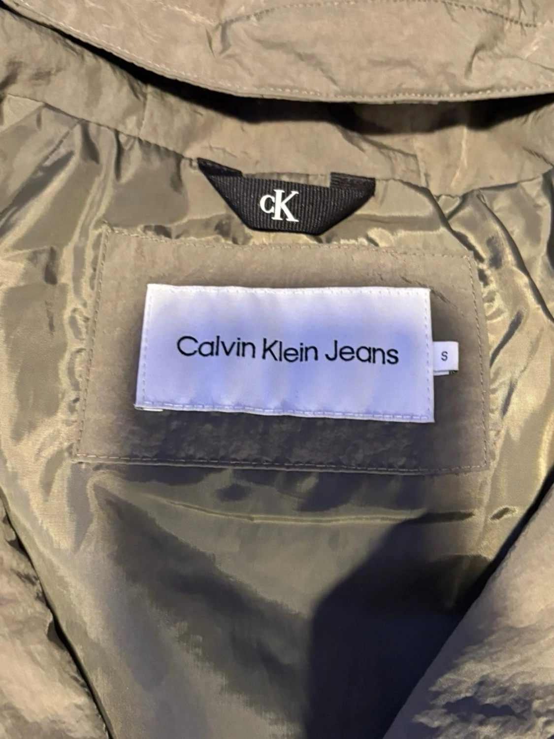 Olivgrön vindjacka från Calvin Klein - 3
