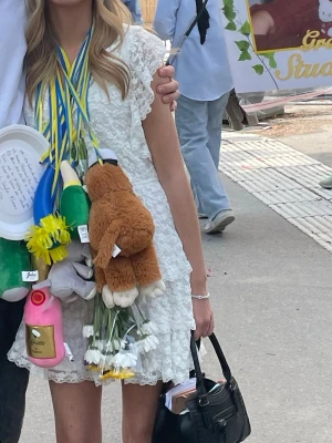 Studentklänning - Studenklänning slutsåld från Nelly kofta 800kr super fin men spets volang och knyt i bak. Den passar dom som har xs och s.