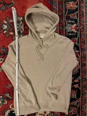 Soft Goat Hoodie S (Passar XS) – Type A Cashmere  - Säljer min Soft Goat hoodie i storlek S, men den passar även XS. Modellen på bilderna är 177 cm lång och väger 57 kg, så du får en bra uppfattning om passformen. Tröjan är i Type A Cashmere, alltså högsta kvalitet, och är i perfekt skick utan några defekter. Mått: Axel t Axel: 46cm Midja t Axel: 59cm. Originalpris: 3800 kr.  En lyxig, mjuk och tidlös hoodie som passar både till vardag och mer uppklädda tillfällen. ⚜️