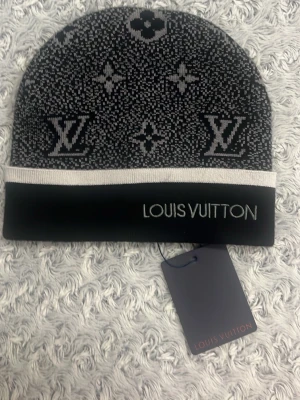 Svart mössa - Svart mössa som e helt ny och oanvänd