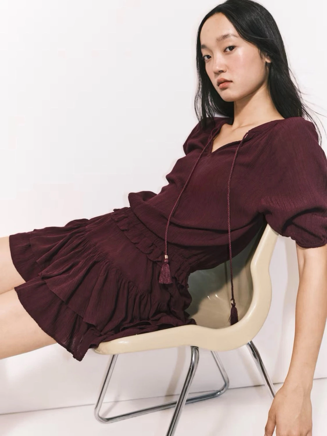 Vinröd volangklänning med snörning