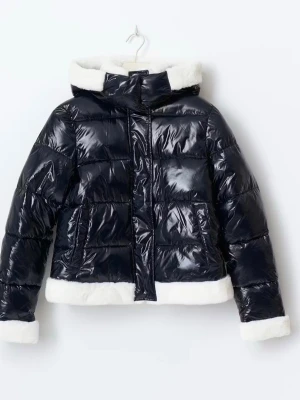 Svart pufferjacka med vita detaljer - Snygg svart pufferjacka med glansig finish och vita pälsdetaljer. Helt ny och oanvänd. Ser likadan ut i verkligheten som på bilderna 💞orginal pris: 499kr. Pris kan också diskuteras. 