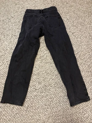 Svarta baggy jeans från FSBN - Säljer ett par svarta baggy jeans från FSBN med relaxed passform och klassisk femficksdesign. Jeansen är tillverkade i bomull och har en enkel look som passar till det mesta. Perfekta för dig som gillar en loose och avslappnad stil.