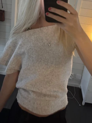 Beige off shoulder stickad tröja🥹 - Säljer en beige, mjuk stickad tröja med off shoulder-design och korta ärmar. Tröjan har en avslappnad passform och är perfekt för dig som gillar en trendig och bekväm stil.