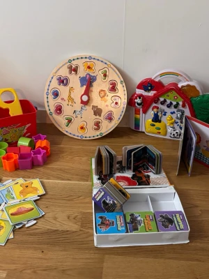 Leksaker - Fina läroböcker och leksaker som passar barnen i gott skick.