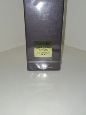 Tom Ford Tobacco Vanille EdP 100ml - Säljer Tom Ford Tobacco Vanille. Oanvänt och fortfarande implastad. Endast seriös köpare :) Kvitto finns tyvärr inte. Först till kvarn