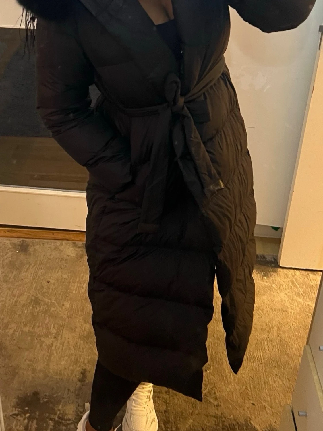 Svart lång dunjacka med fuskpäls - 1