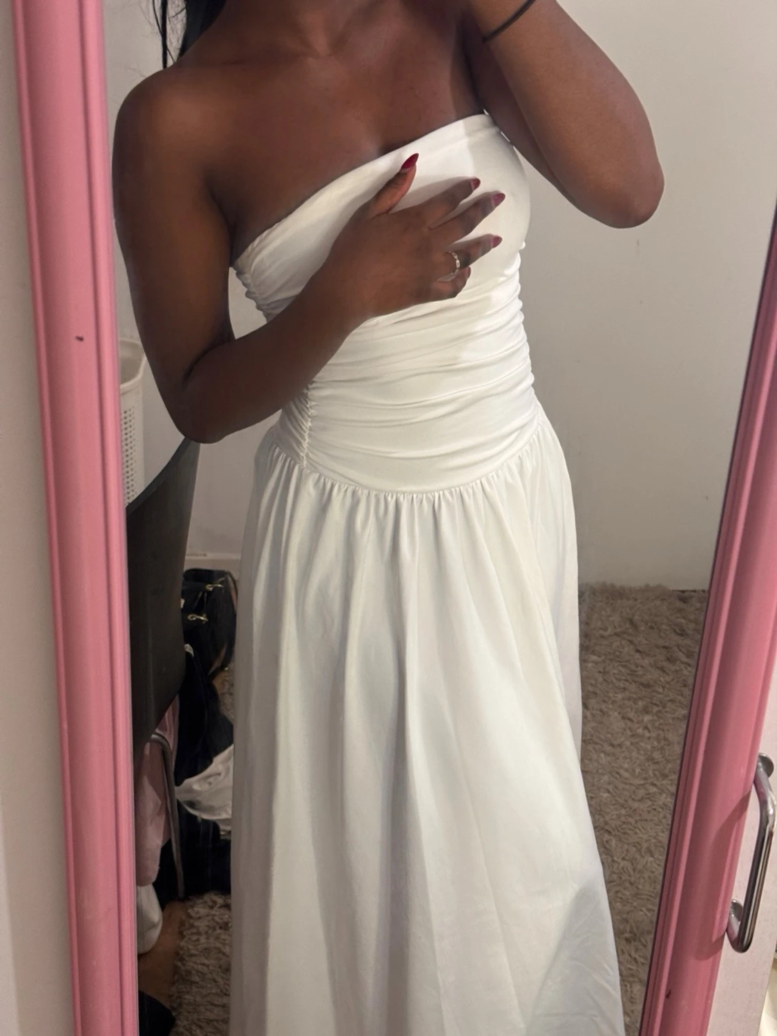 Vit axelbandslös långklänning