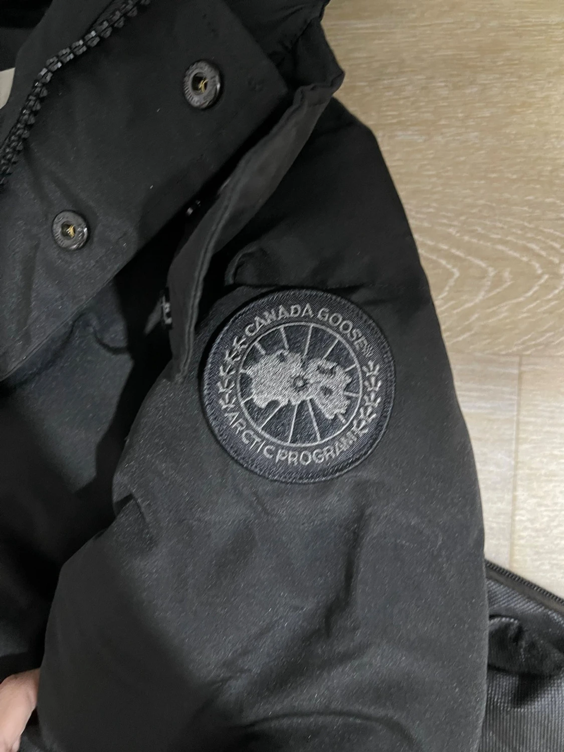 Svart dunjacka för vintern kan diskutera priset - 2