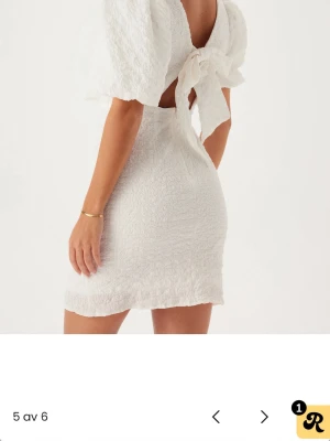 Studentklänning  - Säljer en vit studentklänning från bubbleroom! Endast testad så den är i jättefint skick! Säljer eftersom jag valde en annan