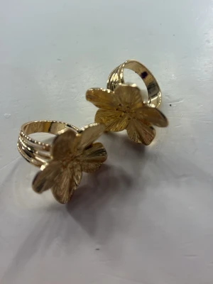 Guldfärgade blommiga ringar - Guldiga ringar som jag fick till julklapp❤️ 1 för 40kr och två för 70kr❤️